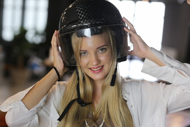 Portret van lachende vrouw met helm.