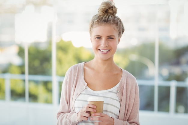 Portret van lachende vrouw met koffiekopje