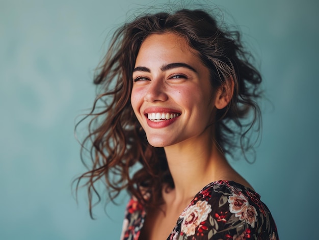 Portret van lachende vrouw op blauwe achtergrond