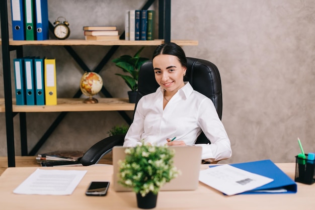 Portret van lachende vrouw op kantoor werkplek