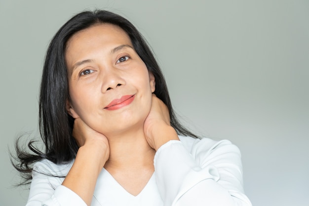 Portret van lachende vrouw van middelbare leeftijd met zwart haar