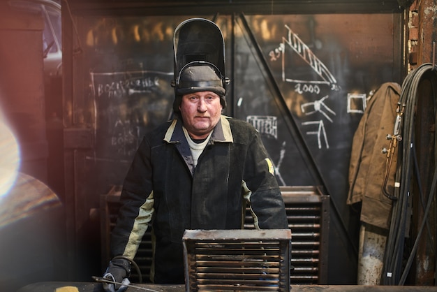 Portret van lasser op de werkplek