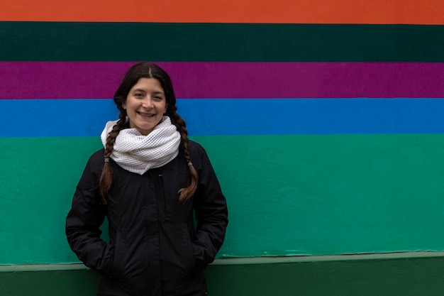Portret van Latijns-Amerikaanse vrouw met gevlochten haar