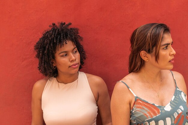 Portret van Latijns-Amerikaanse vrouwen op straat