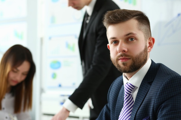 Portret van leider met commercieel erachter team