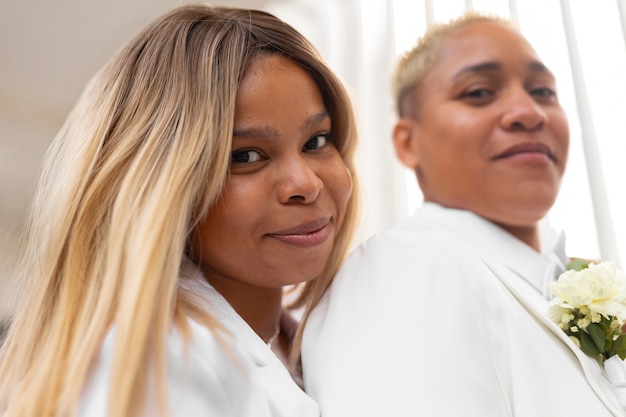 Foto portret van lesbische vrouwen tijdens hun huwelijksceremonie