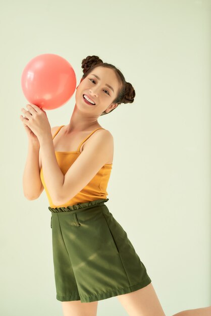 Portret van leuk schattig lief schattig aantrekkelijk mooi vrolijk vrolijk positief meisje met luchtballon