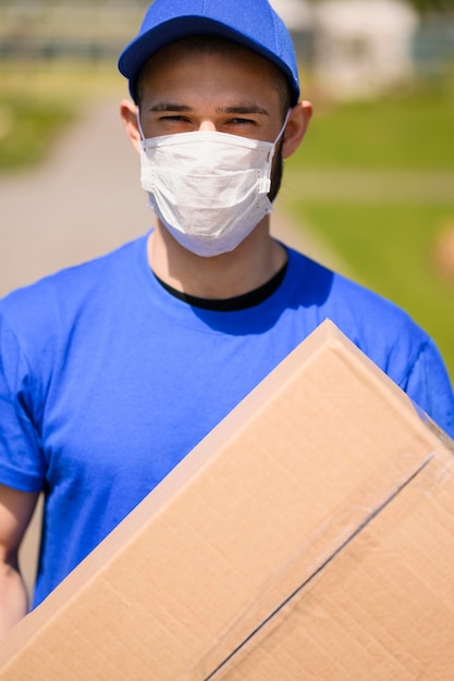 Portret van levering man met gezichtsmasker