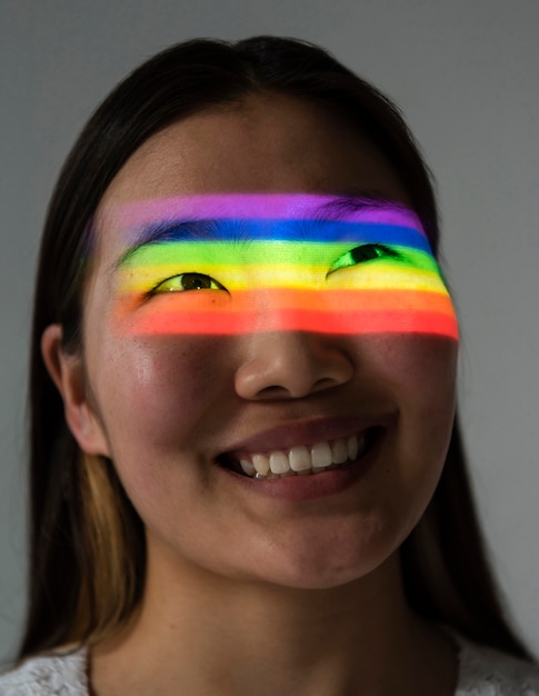 Foto portret van lgbt-vrouw met regenboogsymbool