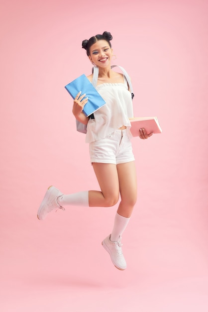 Portret van lief schattig meisjesachtig middelbare schoolmeisje klaar voor universitaire seminarielezing