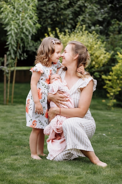 Portret van liefhebbende moeder en twee schattige kinderen.