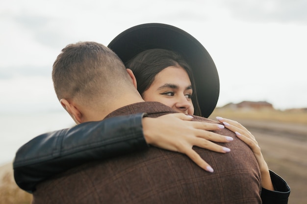 portret van man en vrouw knuffelen buitenshuis