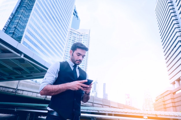 Portret van man met mobiele telefoon op buiten