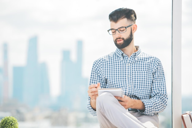 Portret van man met notitieblok