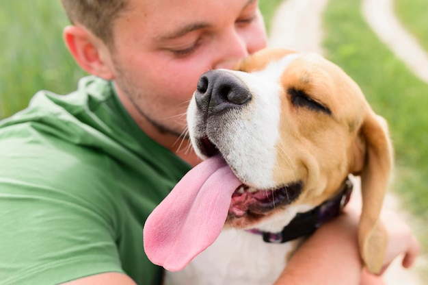 Portret van man met schattige beagle buitenshuis