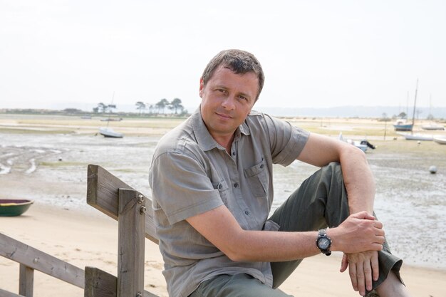 Portret van man model op het strand