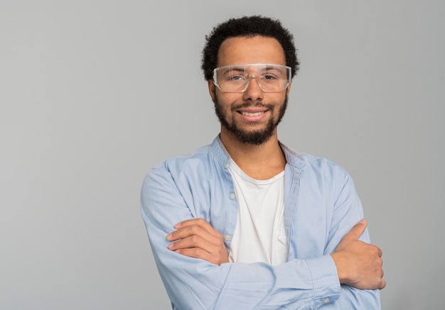 Foto portret van man wetenschapper permanent met zijn armen gekruist