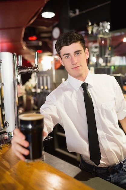 Portret van mannelijk barman dienend bier