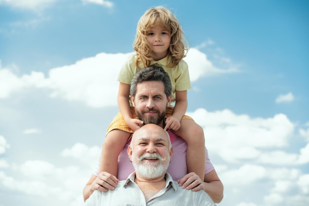 Portret van mannen generatie grootvader vader en kleinzoon buiten op hemel vaders dag concept mannen i