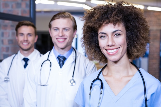 Portret van medisch team dat in het ziekenhuis glimlacht