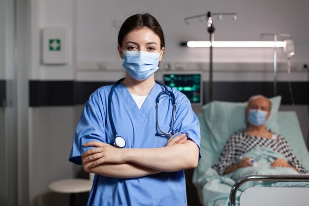 Portret van medisch verpleegster met chirurgisch masker