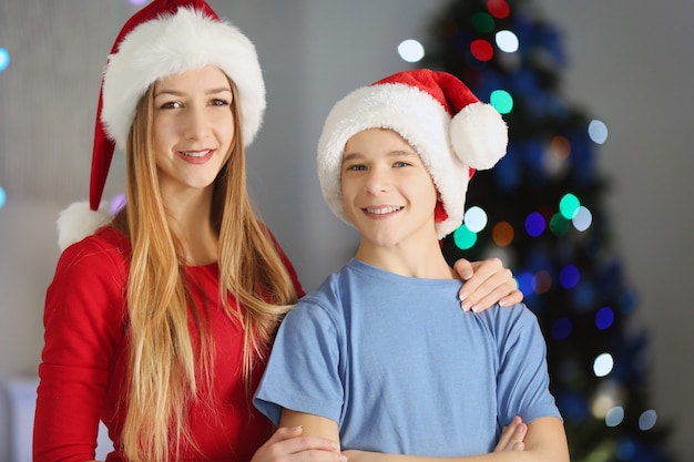 Portret van meisje en jongen in versierde kerstkamer