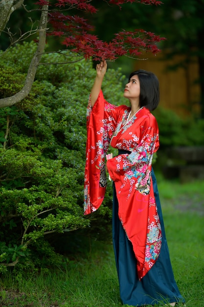 Portret van meisje in Japanse stijl kostuum