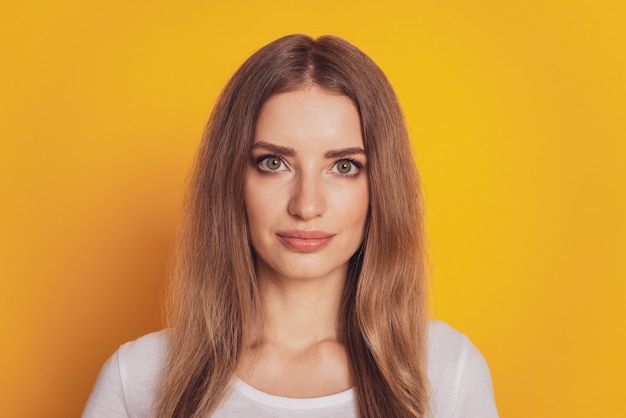 Portret van meisje kijken camera geïsoleerd op gele background