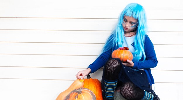 Foto portret van meisje met blauw haar