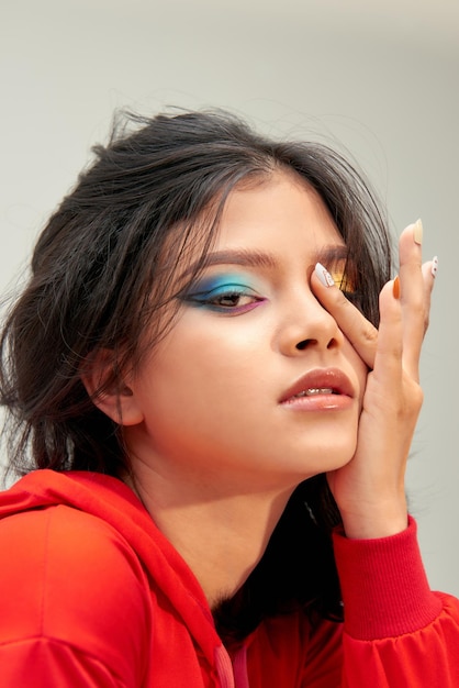 Portret van meisje met gekleurde make-up