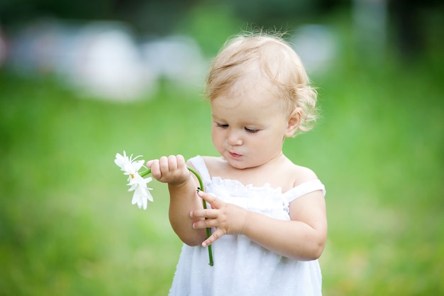 Portret van meisje met kamillebloemen