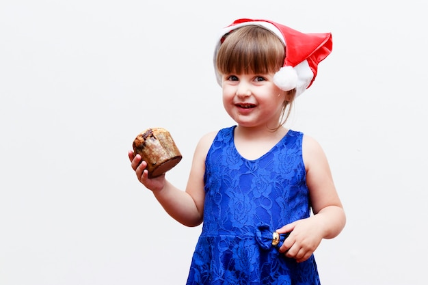 Portret van meisje met kleine panetone, witte achtergrond