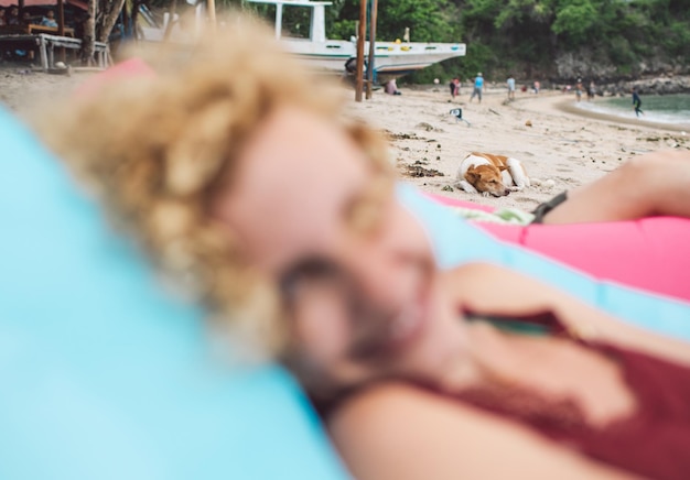 Foto portret van mensen die zich ontspannen op het strand