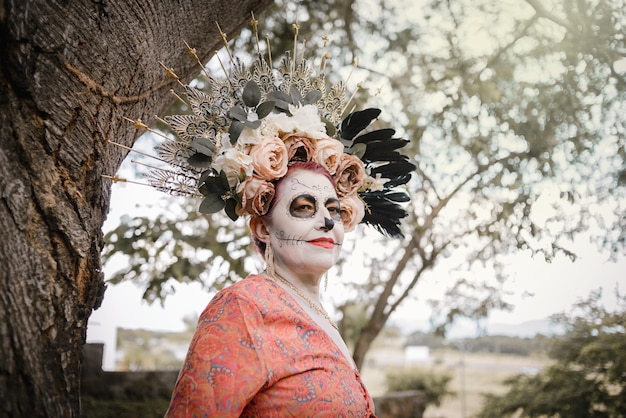 Portret van Mexicaanse vrouw opgemaakt als catrina