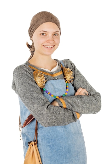 Portret van middeleeuwse slavische vrouw met gekruiste handen tegen witte studio achtergrond historisch concept