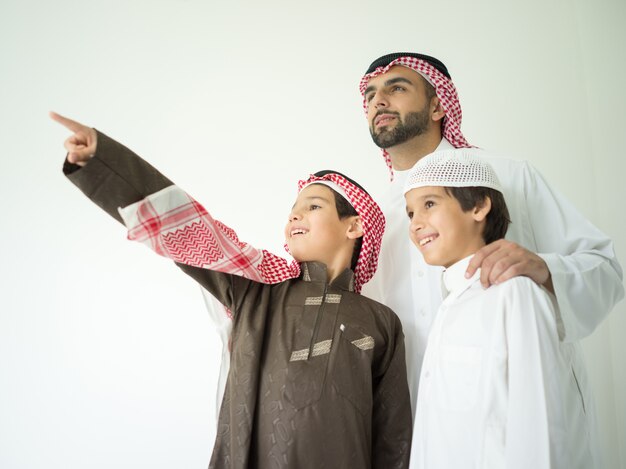 Portret van Midden-Oosten man met kinderen