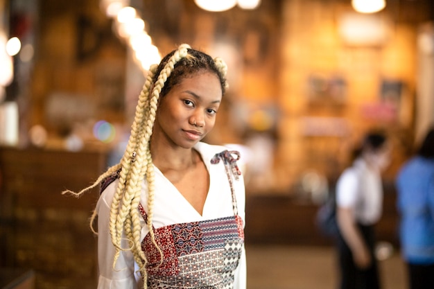 Portret van mix race vrouw poseerde in café als model