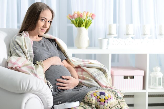 Portret van mode foto van mooie zwangere vrouw