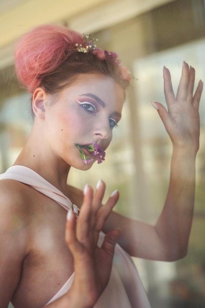 Portret van mode vrouw met bloemen in haar en make-up