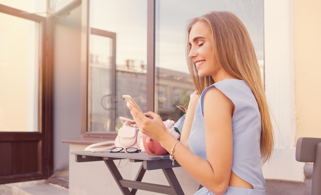 Portret van modern manier in vrouwen die bericht texting door smartphone