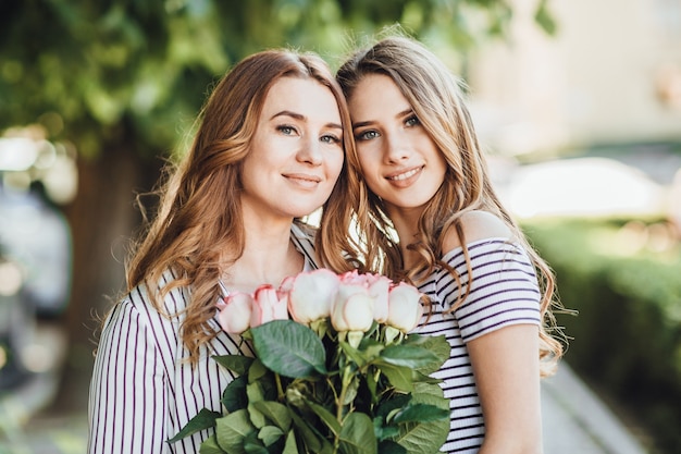 Foto portret van moeder en haar jonge dochter in een straat