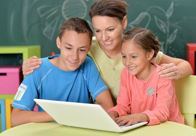 Portret van moeder en kinderen met laptop