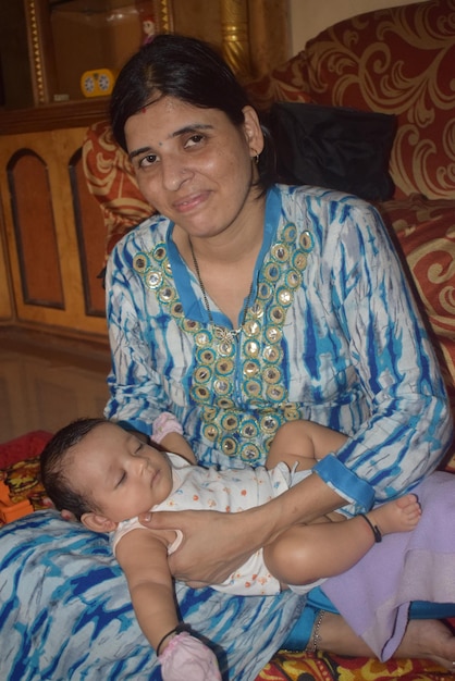 Foto portret van moeder met slapend baby meisje thuis