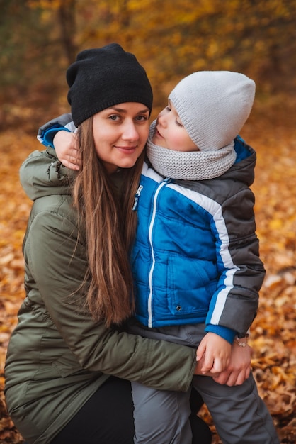 Portret van moeder met zoontje samen in herfstoutfit