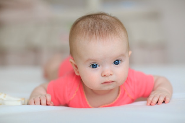 Portret van mooi babymeisje met blauwe ogen