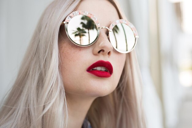 Portret van mooi blond meisje met lang haar poseren voor de camera op straat