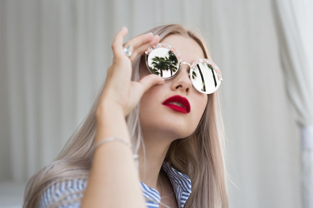 Portret van mooi blond meisje met lang haar poseren voor de camera op straat