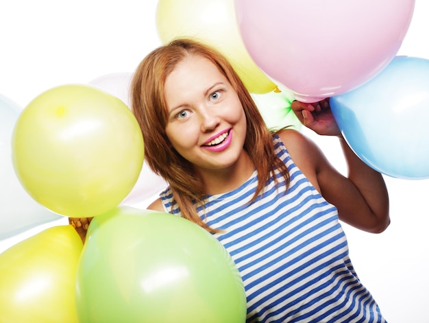 Portret van mooi gelukkig meisje met ballonnen