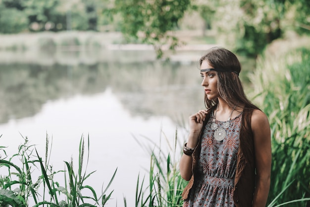 Portret van mooi hippiemeisje op lentebos