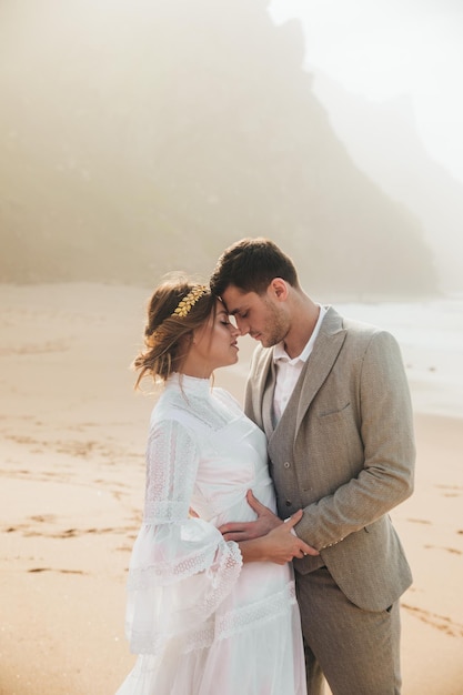 Portret van mooi jong bruidspaar op strand